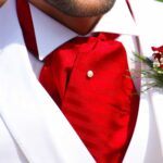 Ascot de marié maintenu par une épingle sur chemise col à pointes cassées